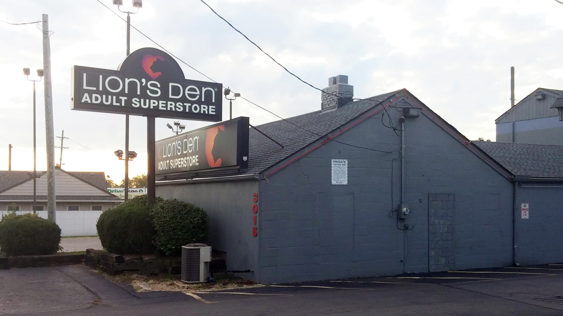 Lion's Den Columbus, Ohio (Morse Road)